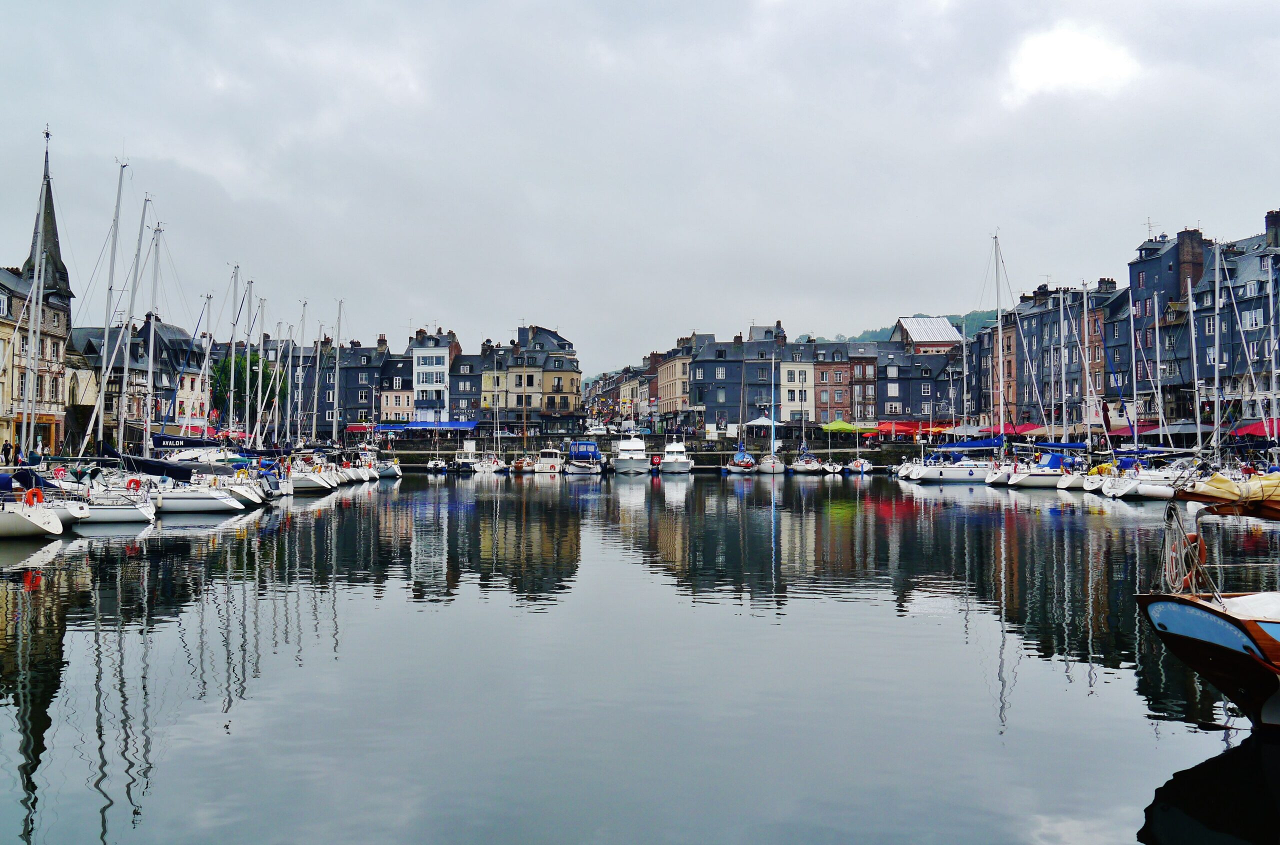 Visiter Honfleur en 1 jour : Vieux-Bassin et quais peints